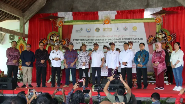 KSP Moeldoko Banjiri Desa Sumberklampok Buleleng Bali Rp10 M - GenPI.co BALI