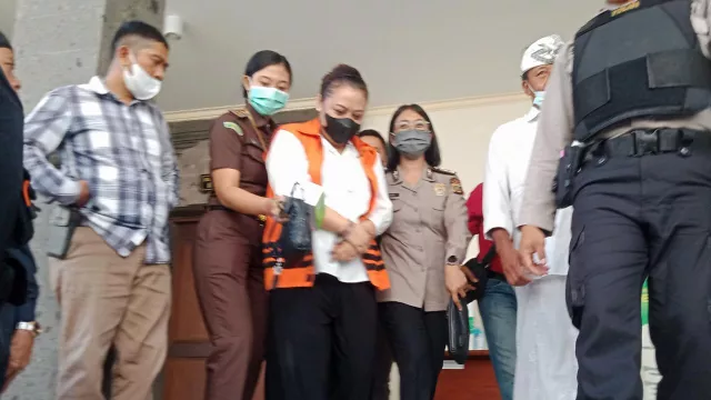 Jaksa KPK Singgung Penyuap, Eks Bupati Eka Wiryastuti Mati Kutu - GenPI.co BALI