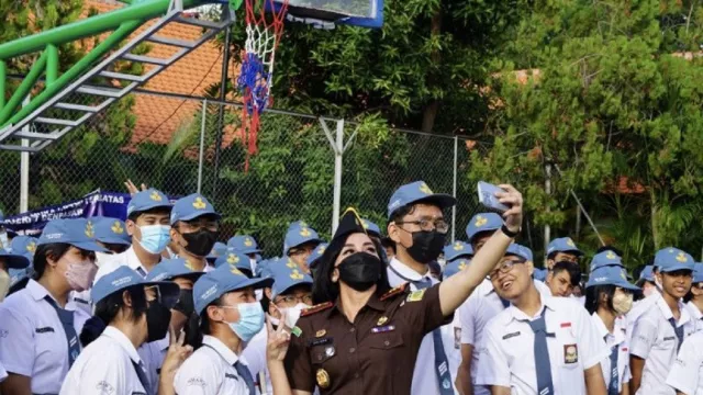 Kejari Denpasar Bali Masuk SMA, Ini Pesan Jaksa Cantik Yuliana - GenPI.co BALI