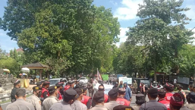 Ormas PGN Beringas, AMP Bali Gagal Demo Usai Tertahan Polisi - GenPI.co BALI