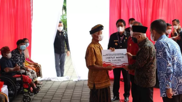 Bagikan Bansos Rp 7 M, Wapres Amin Minta Doa Semeton Bali - GenPI.co BALI