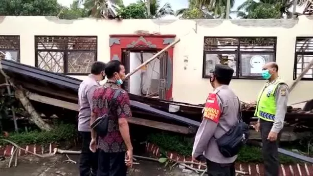 Petaka Hujan! Atap Gedung SDN 1 Gadung Sari Roboh, Nasib Siswa? - GenPI.co BALI