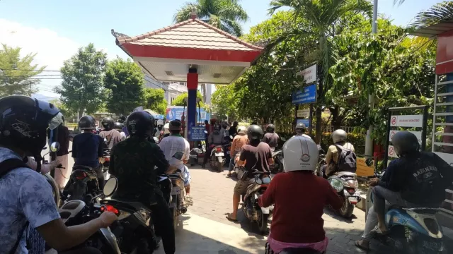 Pertamina Respons Antrean Panjang Warga Singaraja di SPBU - GenPI.co BALI