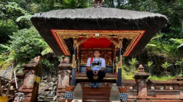 Bali Viral! Bule Duduki Pelinggih Pura Teratai Bang Bedugul - GenPI.co BALI