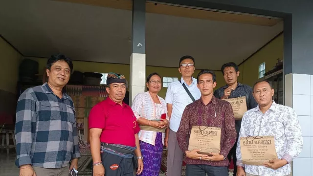 Tenun Nusa Penida Diborong Komisi III DPRD Klungkung, Ada Ini - GenPI.co BALI