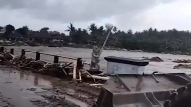 Banjir Hantam Jembatan Biluk Poh Mendoyo, Jalur Ini Putus - GenPI.co BALI