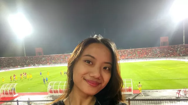 Dukung Bali United, Ini Kisah Lady Dewata Cantik Evelyn Kosasih - GenPI.co BALI Dukung Bali United, Ini Kisah Lady Dewata Cantik Evelyn Kosasih - GenPI.co BALI