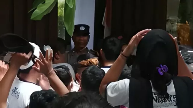 Demo Siswa & Guru SMPN 5 Denpasar, Sikap Kepsek Diktaktor? - GenPI.co BALI