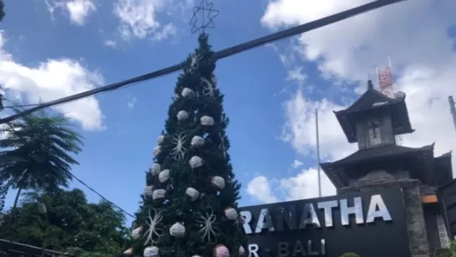 Unik! Gereja di Bali Pakai Masker untuk Pohon Natal - GenPI.co BALI