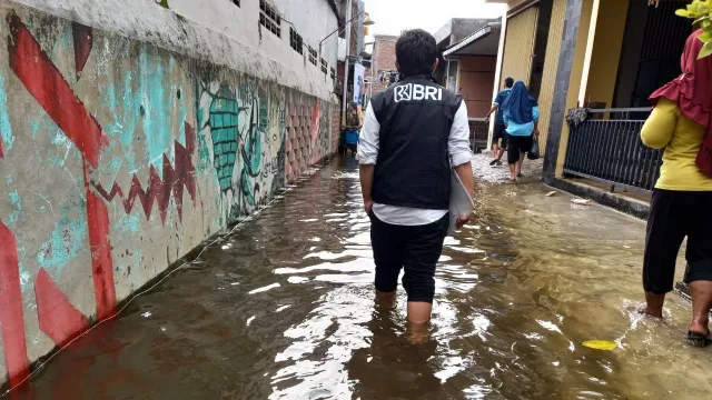BRI Peduli Salurkan Bantuan ke Masyarakat Terdampak Banjir Semarang dan Demak  - GenPI.co BALI