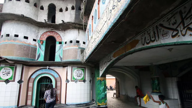 Tasbih Raksasa di Masjid Pintu Seribu, Dibangun Penyebar Islam - GenPI.co BANTEN