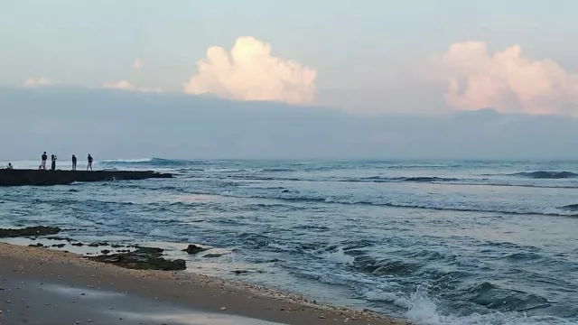 Gelombang Tinggi, BPBD Larang Berenang dan Melaut di Pantai Ini - GenPI.co BANTEN