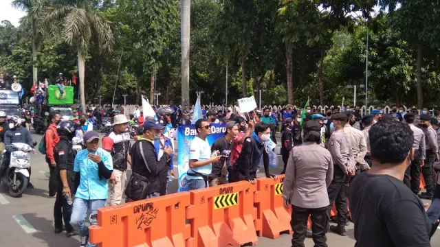 Buruh Gelar Aksi Demo di Depan Pemkot Tangerang, Tuntutannya Waw - GenPI.co BANTEN