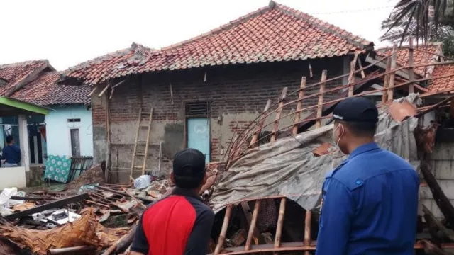 Waduh, Dihantam Angin Kencang, 28 Rumah di Kronjo Rusak Parah - GenPI.co BANTEN