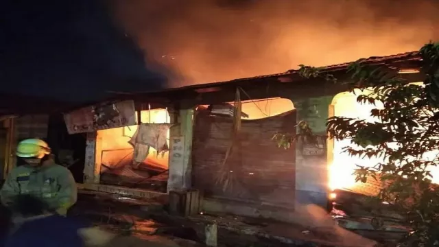 Kebakaran Melalap 7 Ruko di Pasar Kemis, Terkendala Sumber Air - GenPI.co BANTEN