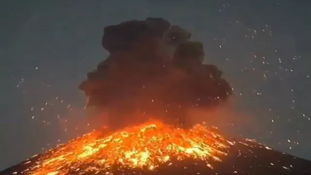 Letusan Krakatau Mencapai 157 Meter, Warga Dilarang Mendekat - GenPI.co BANTEN
