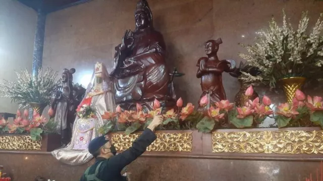 Tim Jibom Polda Banten Sterilisasi Vihara Avalokitesvara - GenPI.co BANTEN