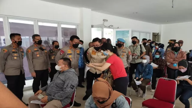Tinjau Vaksin Dosis Ketiga, Polda Banten Bagi Sembako - GenPI.co BANTEN