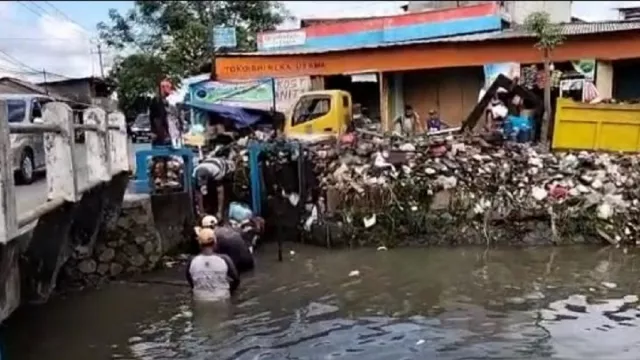 Hamdalah, Tumpukan Sampah di Wates Kalimati Telah Diangkat DLHK - GenPI.co BANTEN