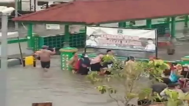 Aktivitas Berhenti, Banjir Rendam Wisata Religi Banten Lama - GenPI.co BANTEN