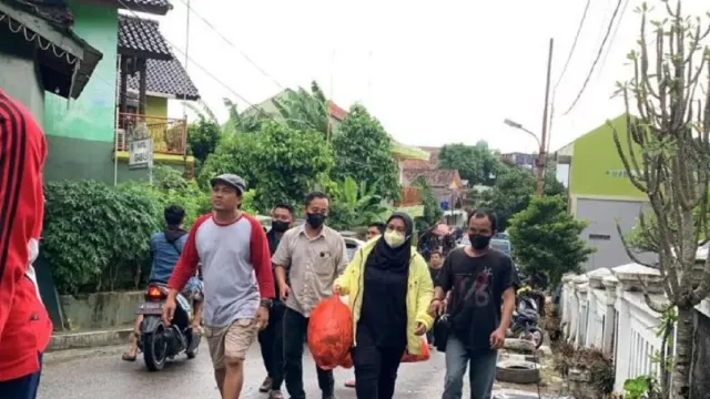 Kader Golkar Beri Bantuan ke Korban Banjir Serang, Simak - GenPI.co BANTEN