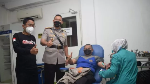 Anggota Polres Metro Tangerang Bantu PMI Penuhi Stok Darah - GenPI.co BANTEN