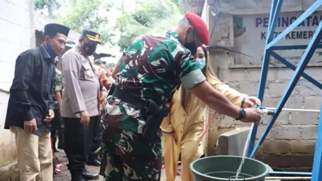 Patut Dipuji, TNI Bangun Fasilitas Air Bersih di Desa Cilaja - GenPI.co BANTEN