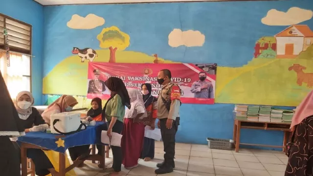 Pantau PTM Terbatas, Polsek Panongan Gelar Vaksinasi di Sekolah - GenPI.co BANTEN