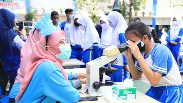 Puskesmas Sukasari Ajak Siswa Melihat Virus TBC dengan Mikroskop - GenPI.co BANTEN