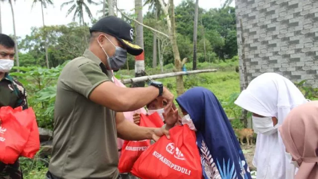 Kopassus Kirim 1.500 Paket Bansos untuk Masyarakat Korban Pandemi - GenPI.co BANTEN