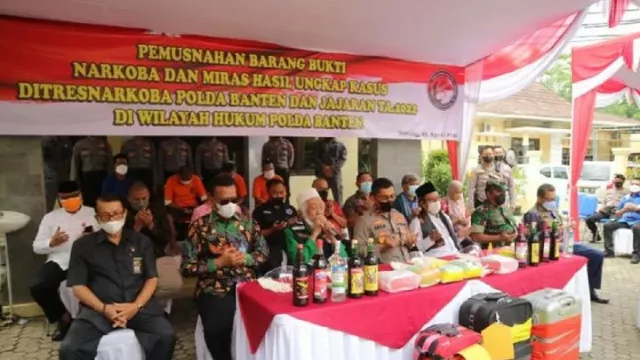 Polda Banten dan MUI Musnahkan Puluhan Ribu Miras - GenPI.co BANTEN
