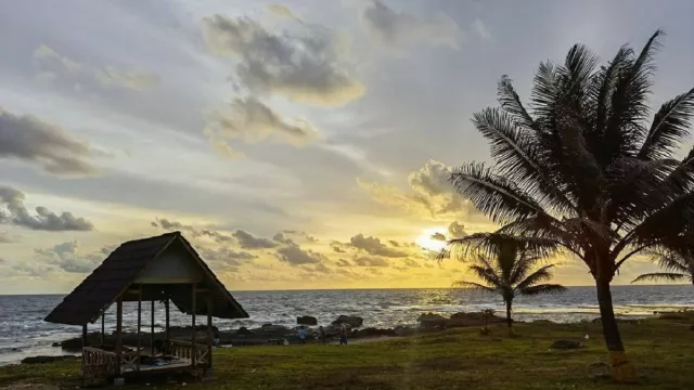 Gelombang Masih Tinggi, Pantai Cihara Jadi Tempat Berburu Foto - GenPI.co BANTEN