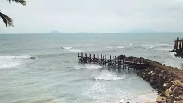 Buaya di Pantai Anyer Bikin Geger, Wisatawan Dilarang Berenang - GenPI.co BANTEN