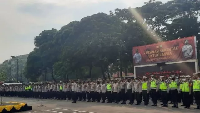 Cegah Anarko Ikut Aksi, Polres Metro Tangerang Sekat Perbatasan - GenPI.co BANTEN