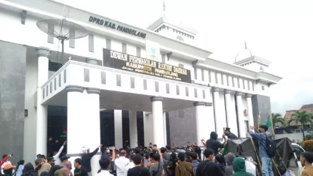 HMI Pandeglang Gelar Aksi di DPRD, Begini Tuntutan Mahasiswa - GenPI.co BANTEN