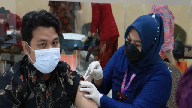 Kenang Perjuangan Kartini, Petugas Vaksin Kelapa Dua Pakai Kebaya - GenPI.co BANTEN
