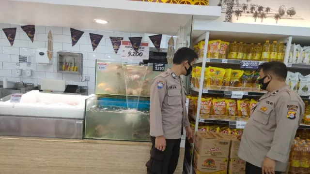 Polsek Cibeber Pantau Ketersediaan Minyak Goreng di Pasaran - GenPI.co BANTEN