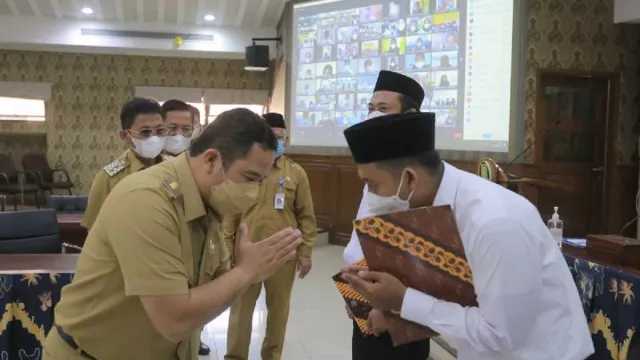 Sejumlah Guru di Kota Tangerang Terima SK, Begini Pesan Walkot - GenPI.co BANTEN