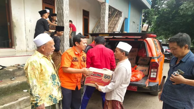 BPDB Salurkan Logistik untuk Pesantren Assyizahu Korban Longsor - GenPI.co BANTEN