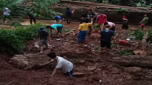 Tanggul Penahan Longsor di Ponpes Assyizahu Mulai Dibangun - GenPI.co BANTEN Tanggul Penahan Longsor di Ponpes Assyizahu Mulai Dibangun - GenPI.co BANTEN