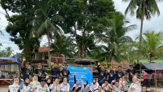 SOM Jasa Marga Gandeng Organisasi Pemuda Bersihkan Pantai Carita - GenPI.co BANTEN