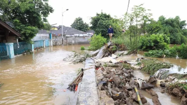 PUPR Kota Tangerang: Tanggul Kali Angke Jadi Penyebab Banjir - GenPI.co BANTEN