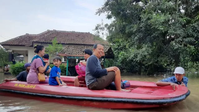 Sungai Cipayaeun Meluap, 34 Warga Kampung Cogreg Terisolir - GenPI.co BANTEN