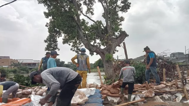 Banjir di Kota Tangerang Surut, Dinas PUPR Pasang Kisdam Sementara - GenPI.co BANTEN