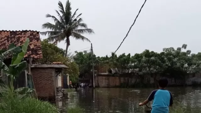 Kali Cilampe Tersumbat Sampah, 2 RT Banjir Parah - GenPI.co BANTEN