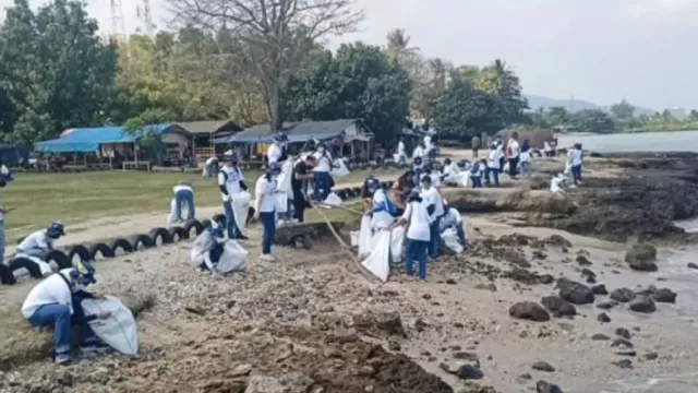 Ratusan Relawan Bersihkan Sampah Pantai, Diolah Jadi BBM - GenPI.co BANTEN
