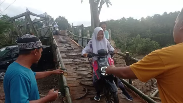 Diterjang Banjir Bandang dan Tanah Longsor, Jembatan di Lebak Rusak Parah - GenPI.co BANTEN