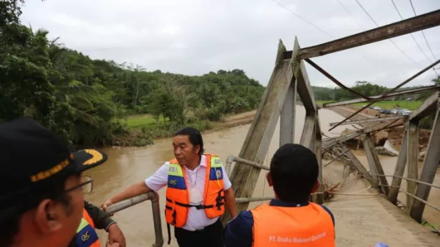 Tangani Dampak Banjir di Lebak, Pemprov Banten Bangun Jembatan Darurat - GenPI.co BANTEN