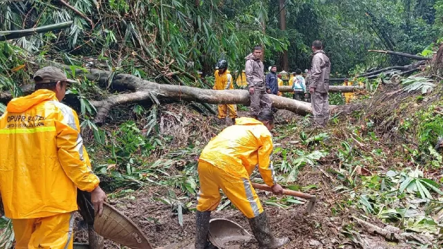 Diguyur Hujan Semalaman, Akses Serang-Anyer Tertutup Longsor - GenPI.co BANTEN
