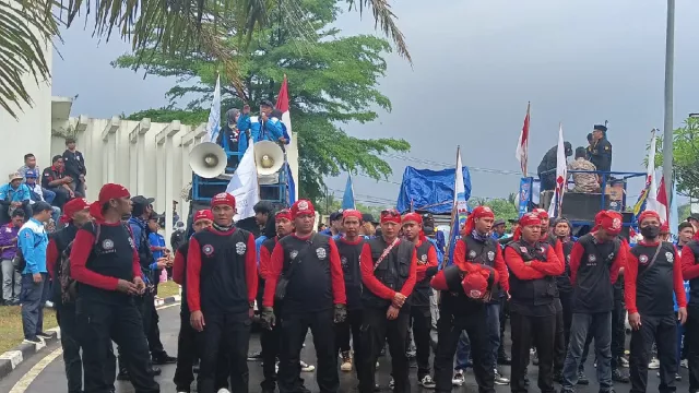 Gruduk Kantor Gubernur Banten, Ribuan Buruh Tuntut Kenaikan UMK 2023 - GenPI.co BANTEN